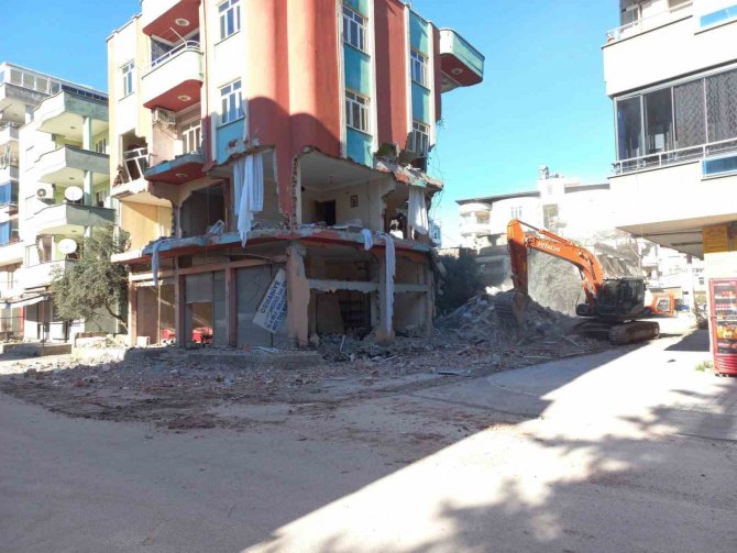 Osmaniye’de Acil Yıkımı Kararlaştırılan 469 Binadan 206’sı Yıkıldı