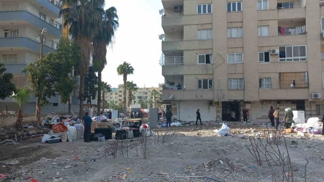 Ölümü Göze Alıp Ağır Hasarlı Binadan Eşya Çıkartıyorlar