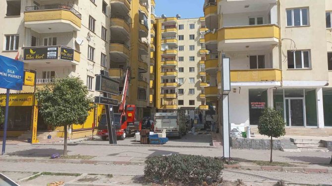 Ölümü Göze Alıp Ağır Hasarlı Binadan Eşya Çıkartıyorlar