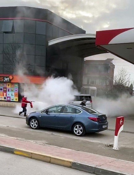 Akaryakıt İstasyonunda Araç Alev Aldı, Facianın Eşiğinden Dönüldü