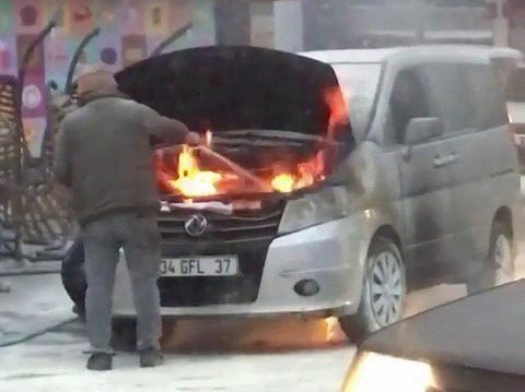 Akaryakıt İstasyonunda Araç Alev Aldı, Facianın Eşiğinden Dönüldü