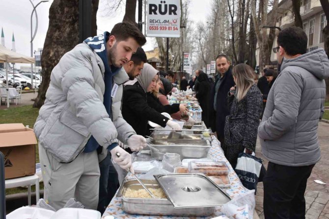Burada Satılan Her Şey Depremzedeler İçin