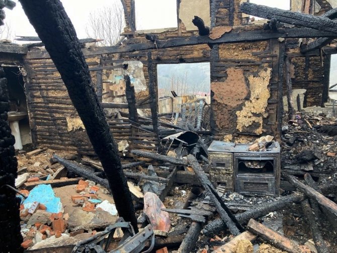İ̇ki Katlı Ev Alev Topuna Döndü