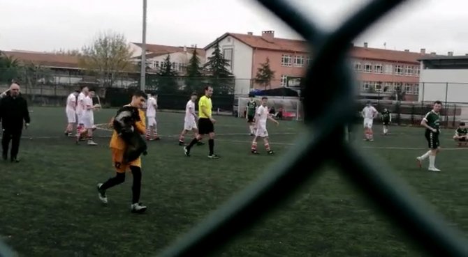 Sahaya Giren Davetsiz Misafir İlginç Görüntülere Sahne Oldu