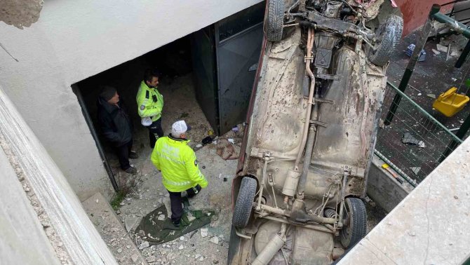 Sinop’ta Otomobilin Apartman Boşluğuna Düşme Anı Kamerada