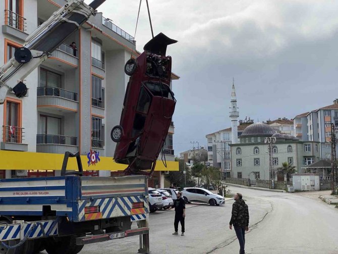 Sinop’ta Otomobilin Apartman Boşluğuna Düşme Anı Kamerada