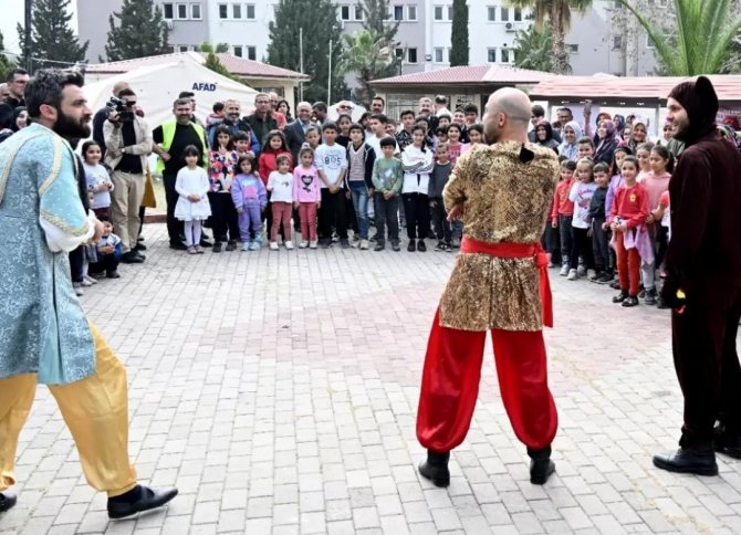 Sinop’tan Gelen Tiyatro Ekibi Çocuklara Moral Veriyor