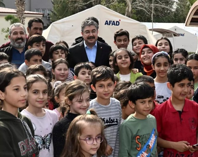 Sinop’tan Gelen Tiyatro Ekibi Çocuklara Moral Veriyor