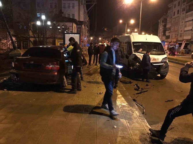 Boyabat’ta Otomobil Orta Refüje Çarptı: 4 Yaralı