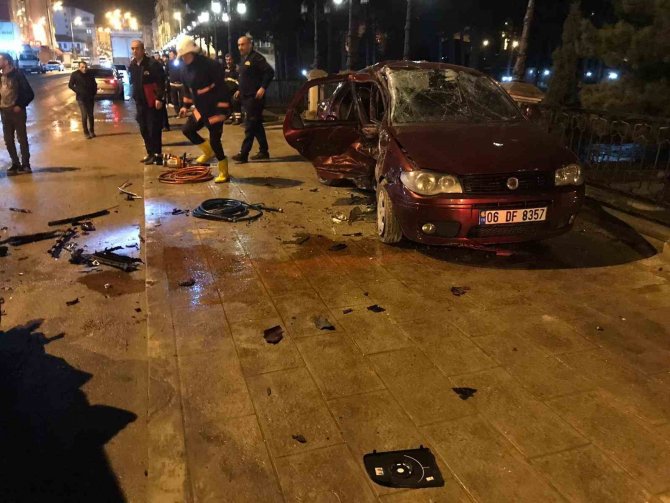 Boyabat’ta Otomobil Orta Refüje Çarptı: 4 Yaralı