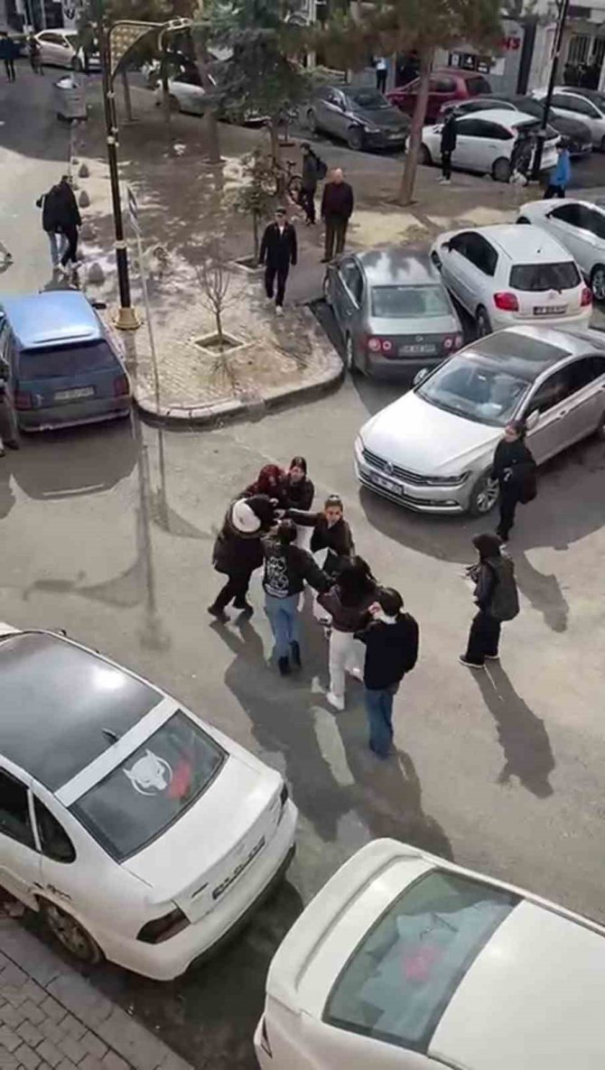 Kızların Meydan Savaşı, Saç Baş Birbirine Girdiler