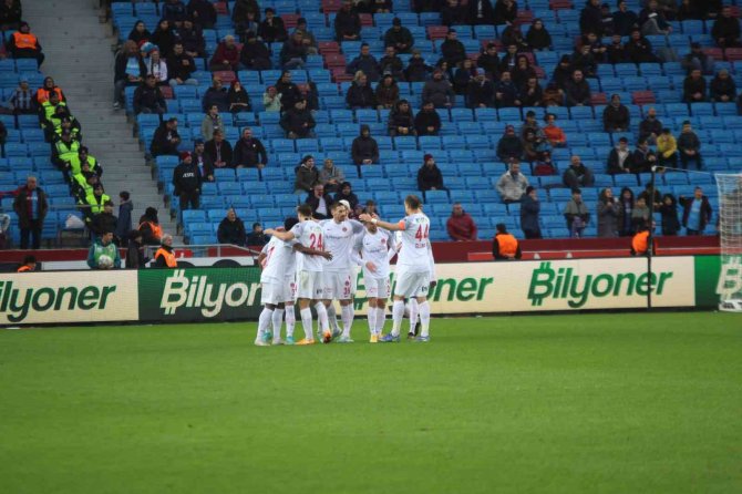 Spor Toto Süper Lig: Trabzonspor: 1 - Ümraniyespor: 2 (İ̇lk Yarı)