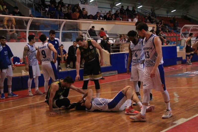 Maçta Kafasını Zemine Çarpan Sporcu Hastaneye Kaldırıldı