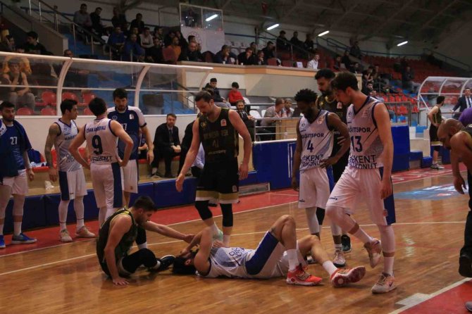 Maçta Kafasını Zemine Çarpan Sporcu Hastaneye Kaldırıldı