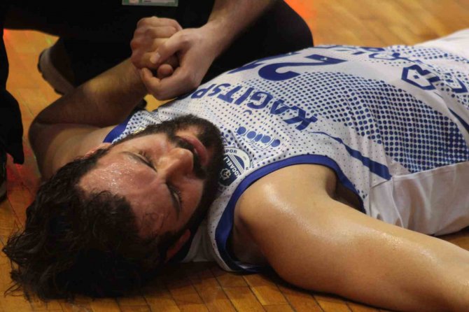 Maçta Kafasını Zemine Çarpan Sporcu Hastaneye Kaldırıldı