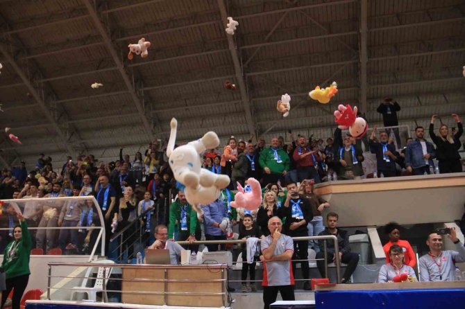 Basketbol Maçında Sahaya Pelüş Oyuncak Yağdı