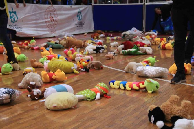 Basketbol Maçında Sahaya Pelüş Oyuncak Yağdı