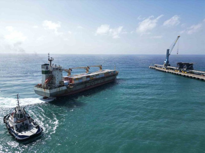 Katar’ın Gönderdiği Yaşam Konteynerlerini Taşıyan İki Gemi İ̇skenderun’a Ulaştı