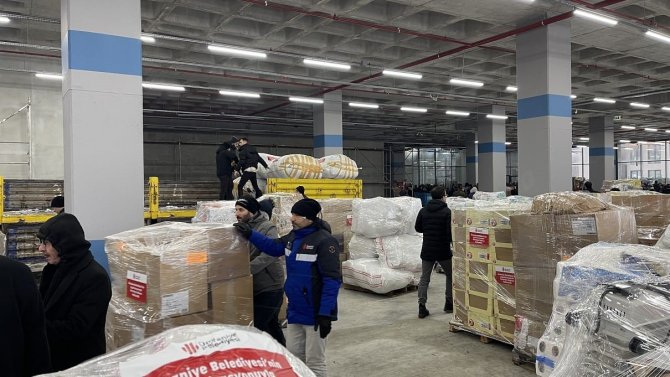Ümraniye Belediyesi’nden Konteyner Kent İçin “Bir Koli De Sizden Olsun” Kampanyası