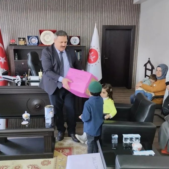 Uşaklı Çocuklar Depremzede Çocuklara Hediye Gönderdi