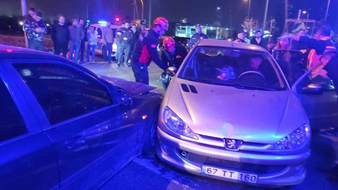 Kırmızı Işıkta Geçen Otomobil Kazaya Neden Oldu: 4 Yaralı