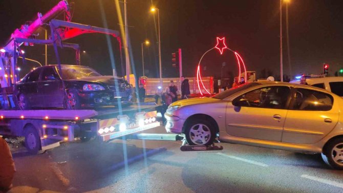 Kırmızı Işıkta Geçen Otomobil Kazaya Neden Oldu: 4 Yaralı