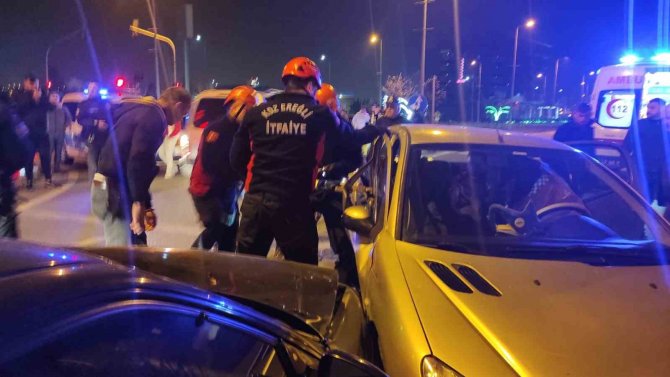 Kırmızı Işıkta Geçen Otomobil Kazaya Neden Oldu: 4 Yaralı