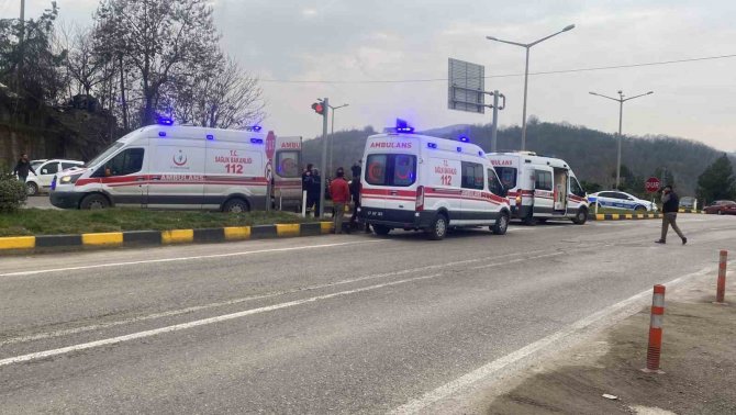 Tır Sürücüsü Depremzedeleri Taşıyan Araca Çarptı: 7 Yaralı