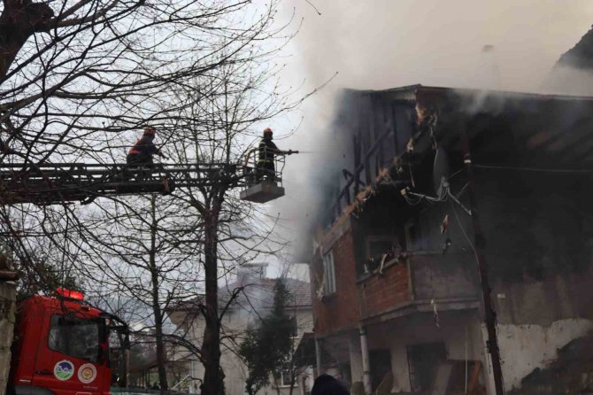 Sakarya’da 2 Katlı Ev Alev Alev Yandı