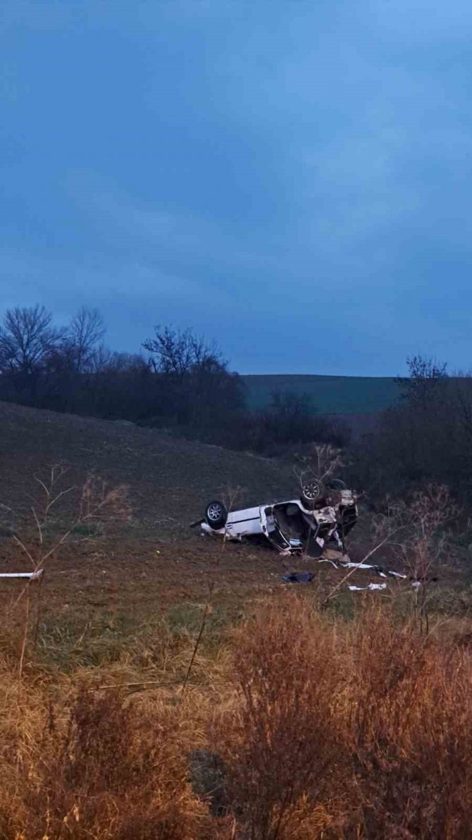 Tekirdağ’da Otomobil Tarlaya Uçtu: 2 Yaralı
