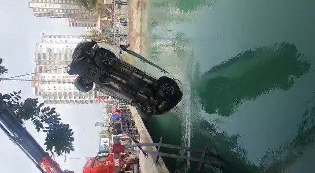 Otomobil Sulama Kanalına Düştü, Sürücü 20 Metre Sürüklendikten Sonra Kurtuldu