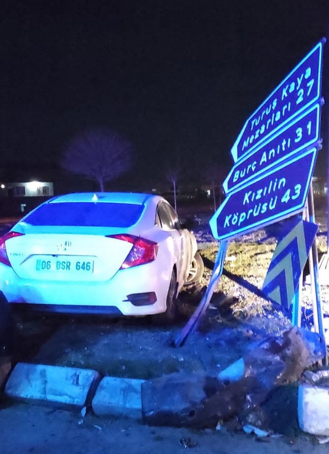 Otomobil İle Hafif Ticari Araç Çarpıştı: 2 Yaralı