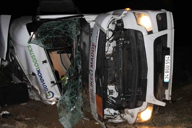 Yoldan Çıkan Akaryakıt Tankeri Yan Yattı