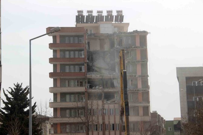 Adıyaman’da Ağır Hasarlı Binaların Yıkımı Devam Ediyor