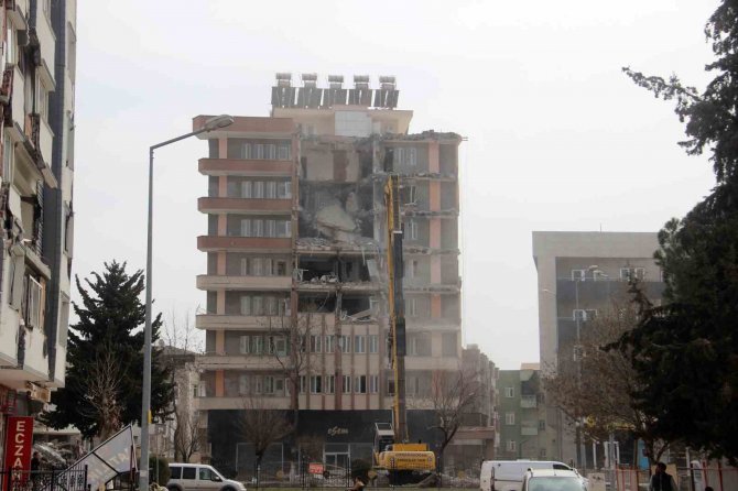 Adıyaman’da Ağır Hasarlı Binaların Yıkımı Devam Ediyor
