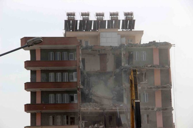 Adıyaman’da Ağır Hasarlı Binaların Yıkımı Devam Ediyor