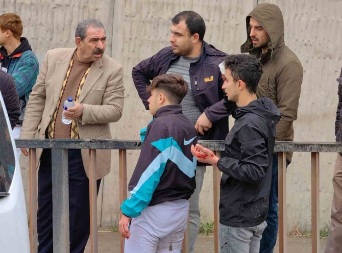 Otomobil Alt Geçide Çarptı: 2 Yaralı