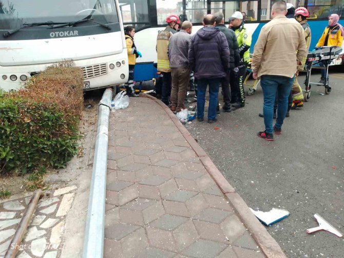 Başkent’te Ego Otobüsü Minibüs İle Çarpıştı: 4 Yaralı