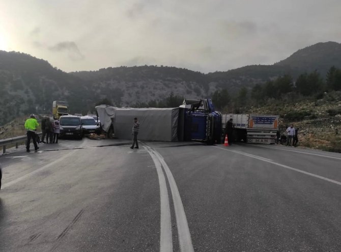 Antalya’da Zincirleme Trafik Kazası: 2 Yaralı