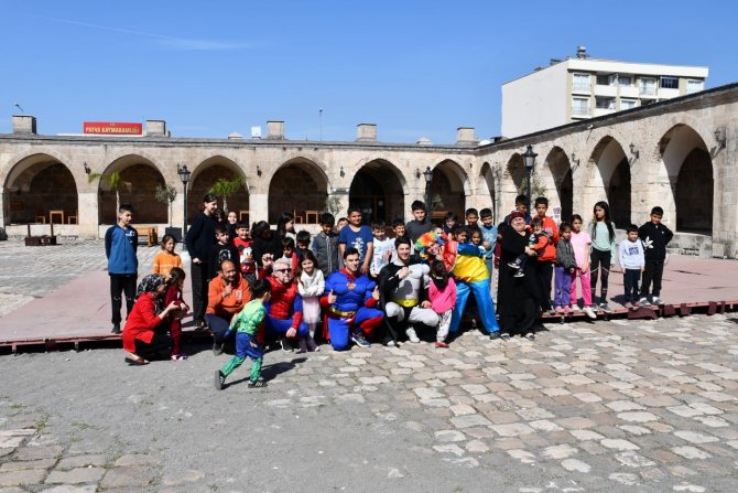 Hataylı Çocuklara Tarihi Külliyede Moral Etkinliği