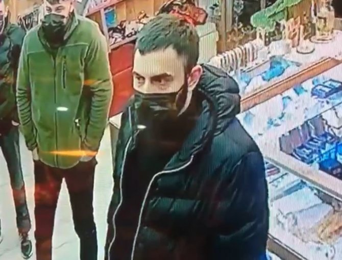 Kendilerini Polis Olarak Tanıtan Soyguncular Dükkandan 7 Bin Ve 500 Doları Çaldı