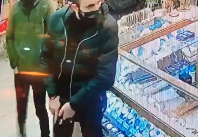 Kendilerini Polis Olarak Tanıtan Soyguncular Dükkandan 7 Bin Ve 500 Doları Çaldı