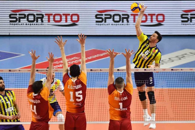 Erkekler Voleybolda Derbinin Kazananı Fenerbahçe