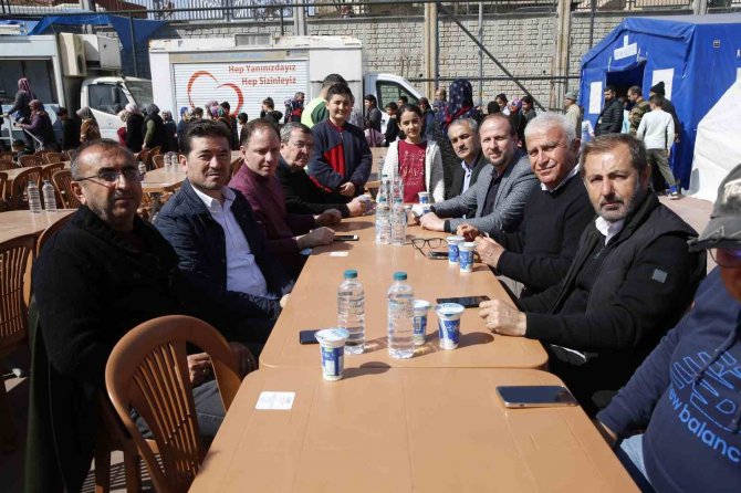 Başkan Atay, Kahramanmaraş’ta Depremzedelerin Acısını Paylaştı