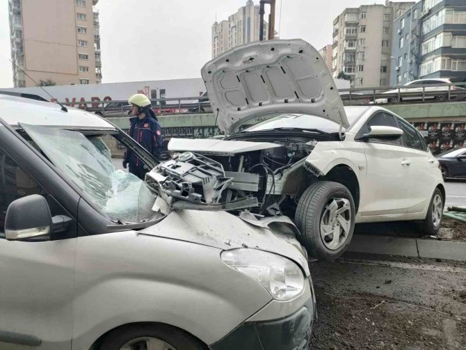 Sürücünün Direksiyon Hakimiyetini Kaybettiği Otomobil Karşı Şeritteki Aracın Üzerine Çıktı