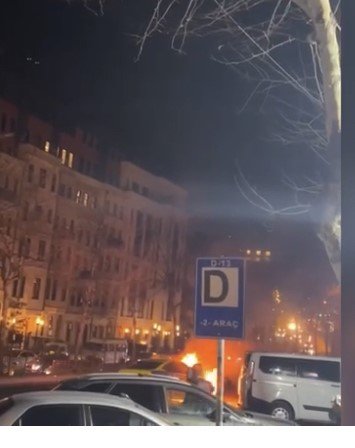 Beyoğlu’nda Ticari Taksinin Alev Alev Yandığı Anlar Cep Telefonu Kamerasında