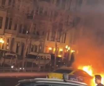 Beyoğlu’nda Ticari Taksinin Alev Alev Yandığı Anlar Cep Telefonu Kamerasında