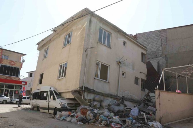 Depremde Binanın Yıkılmasını Minibüs Önledi