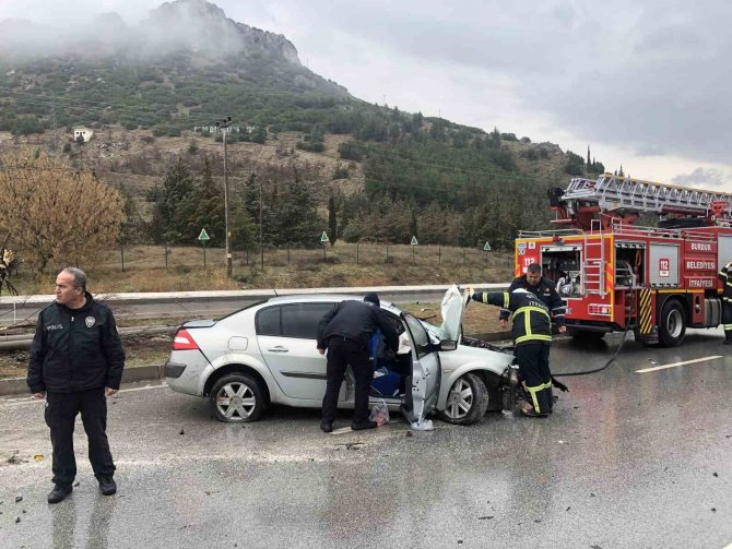 Elektrik Direğine Çarpan Araçtaki 5 Kişi Yaralandı