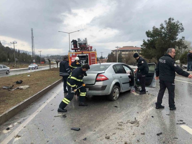 Elektrik Direğine Çarpan Araçtaki 5 Kişi Yaralandı